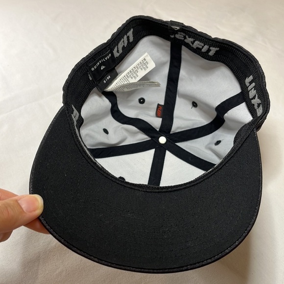 Quiksilver flexfit cap, like new condition - Picture 8 of 12